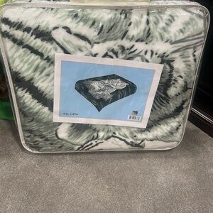 Del Toro Black and White Tie-Dye Blanket